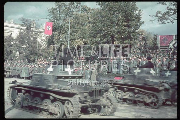 German_parade_in_Warsaw_1939.jpg